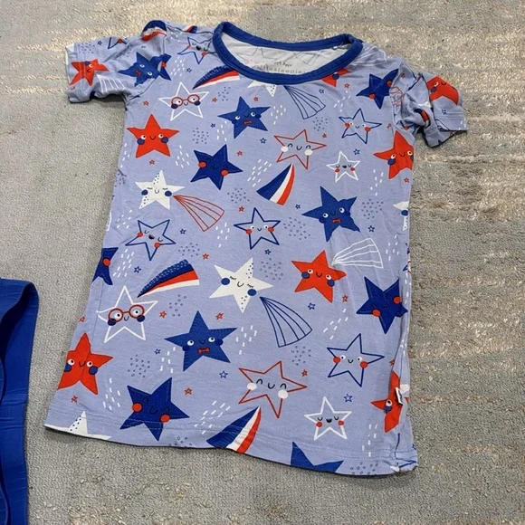 Little sleepies size 5/6 short sleeve pajamas.  4th of July pattern - Picture 2 of 3